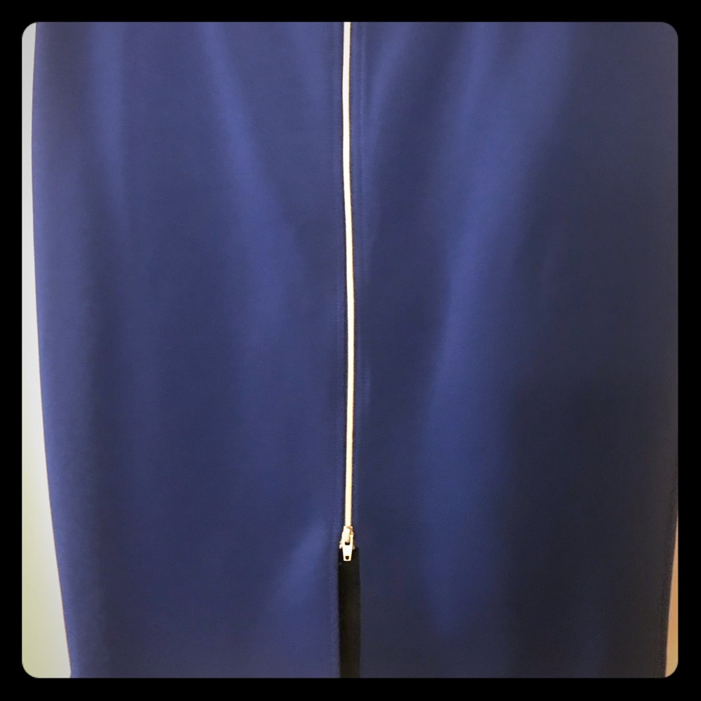 Stretchy blue skirt with zipper